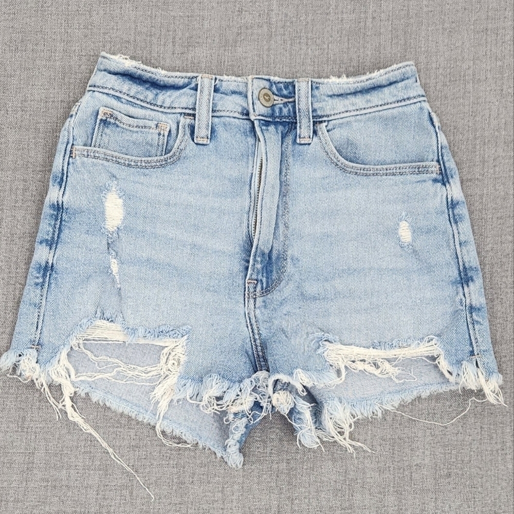 Hollister Ultra High-Rise Mom Shorts Light Wash Distressed Style Jean Shorts. 00